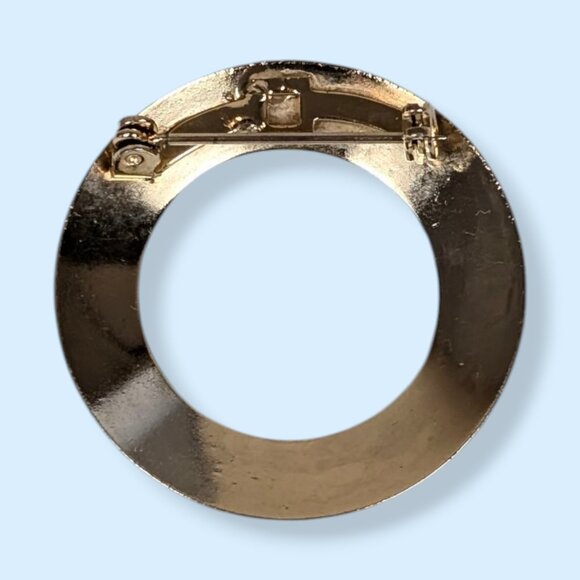 V. Metal Ring Cut Out Brooch - Picture 5 of 7